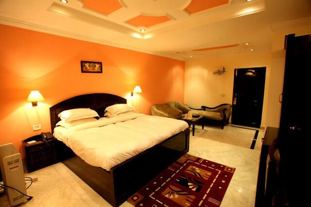 MAHALAKSHMI PALACE HOTEL 10/24