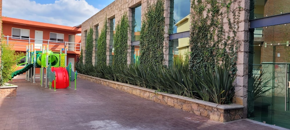 Valenciana Midway Inn 36/50