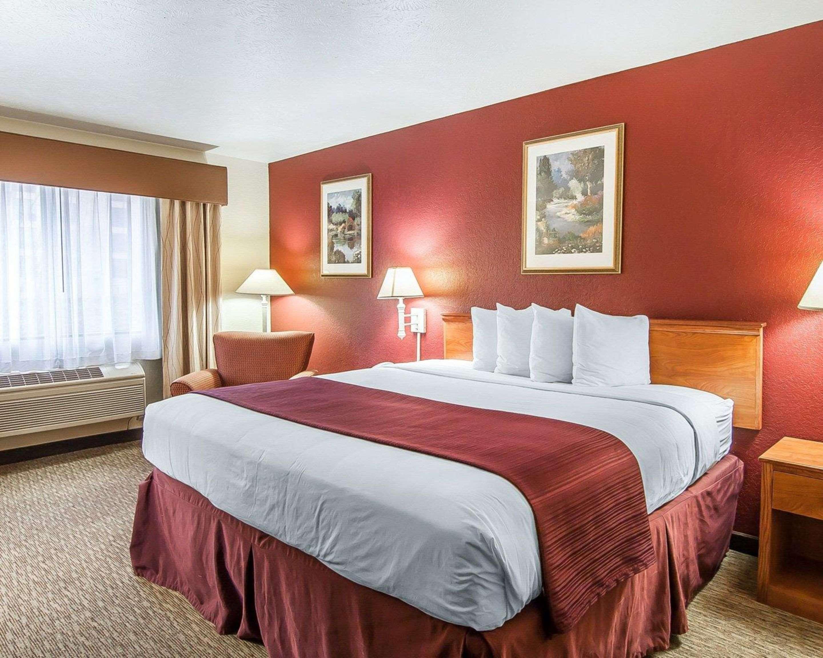 ROOM, KING BED