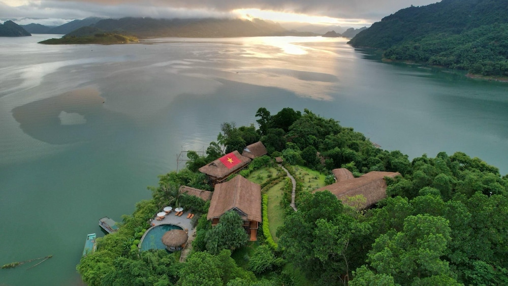 Mai Chau Hideaway Lake Resort 67/72