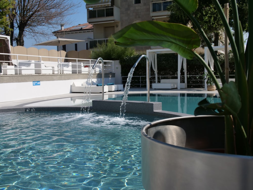 Oxygen Lifestyle Hotel 48/50