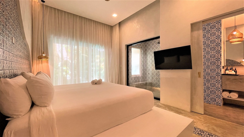 GARDEN, KING BED, POOL VIEW