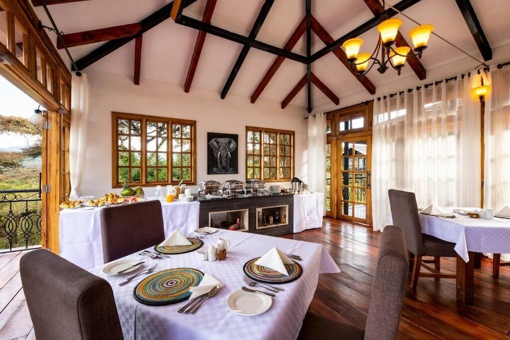 Karibu Camps and Lodges Lions Paw Ngorongoro 48/68