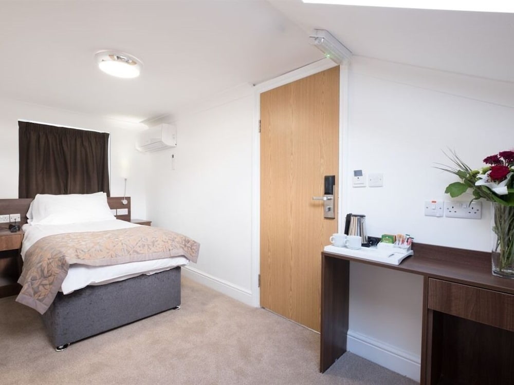 ROOM, SINGLE