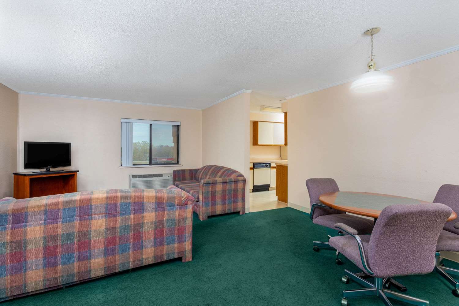 Norwood Inn & Suites by BlissPoint 20/38