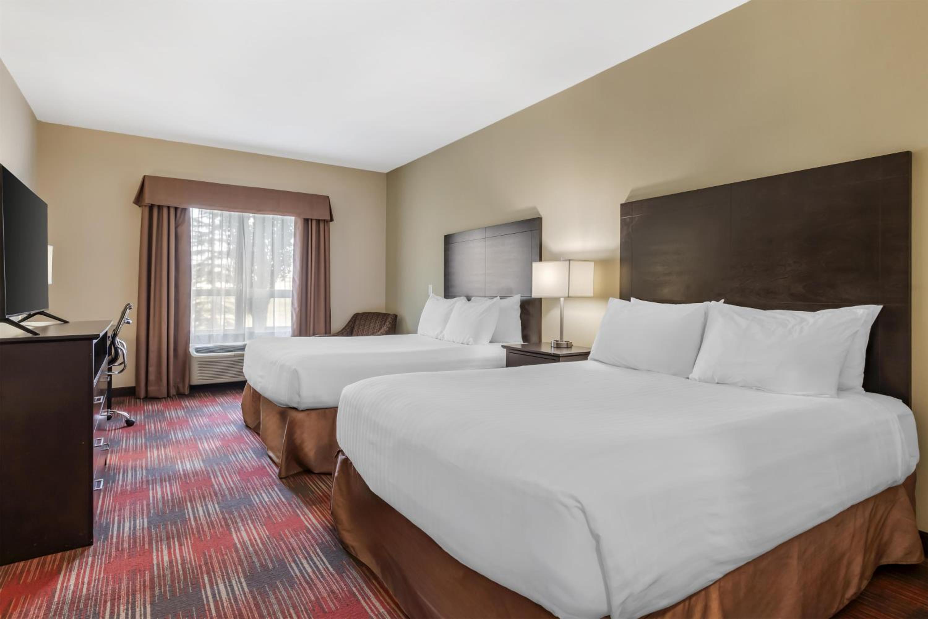 غرفة بسرير كوين، Best Western Plus Red Deer Inn and Suites 2/6