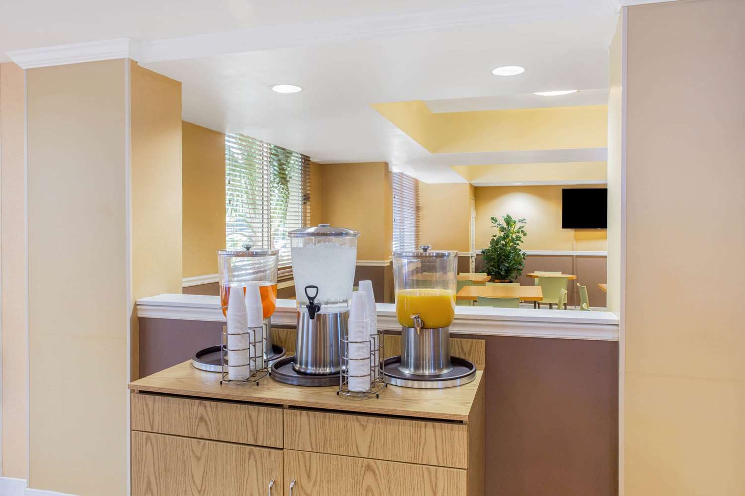 La Quinta Inn & Suites by Wyndham Sarasota Downtown 7/52