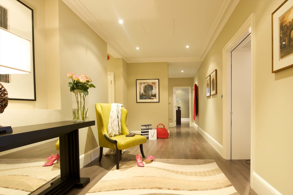 51 Buckingham Gatetaj Suites Residences 59/83