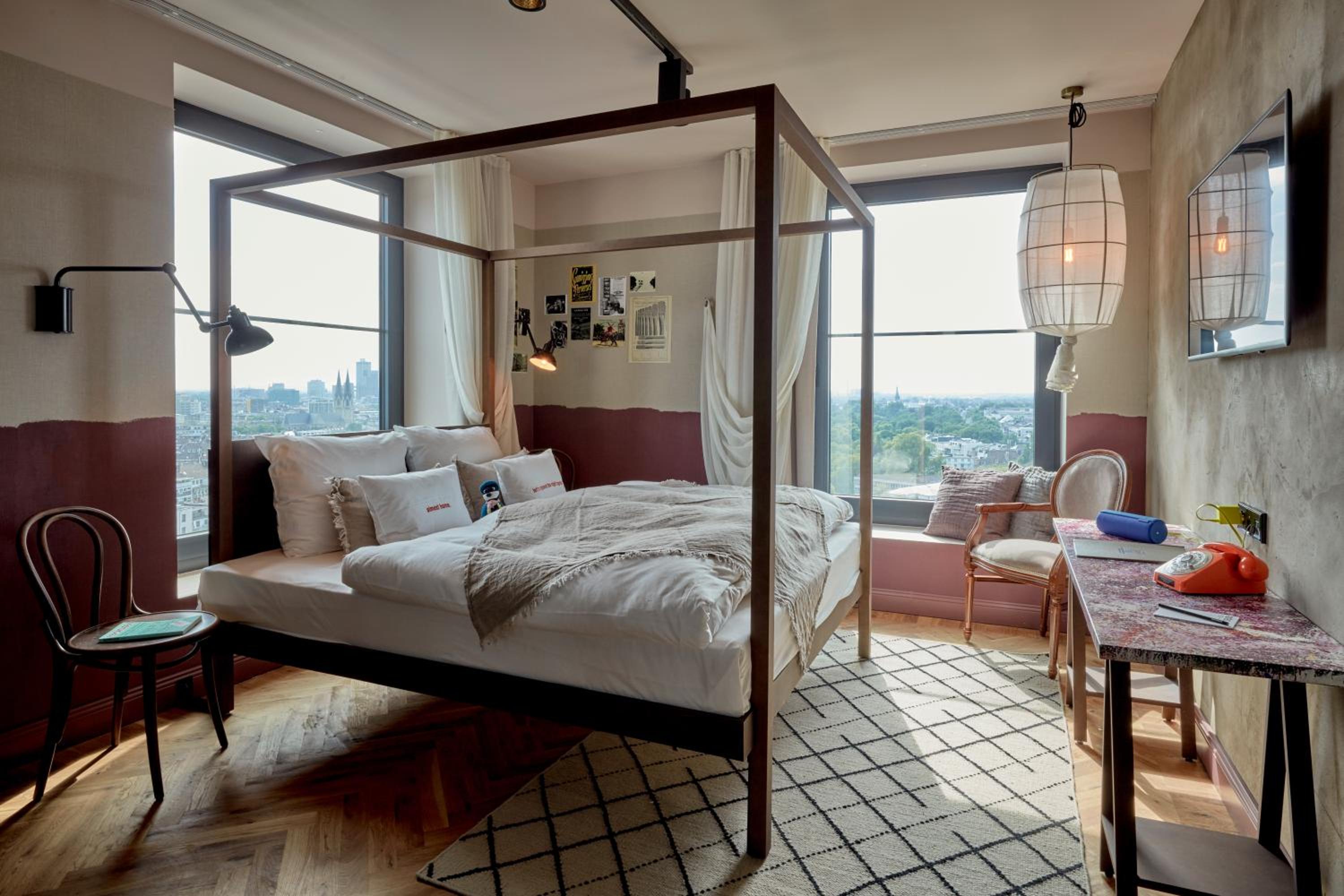 Sky, Gigantic, King Bed، 25Hours Hotel Das Tour 2/4