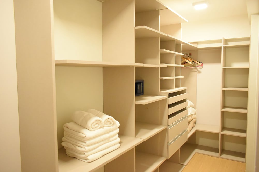 Syrah Suites 28/48