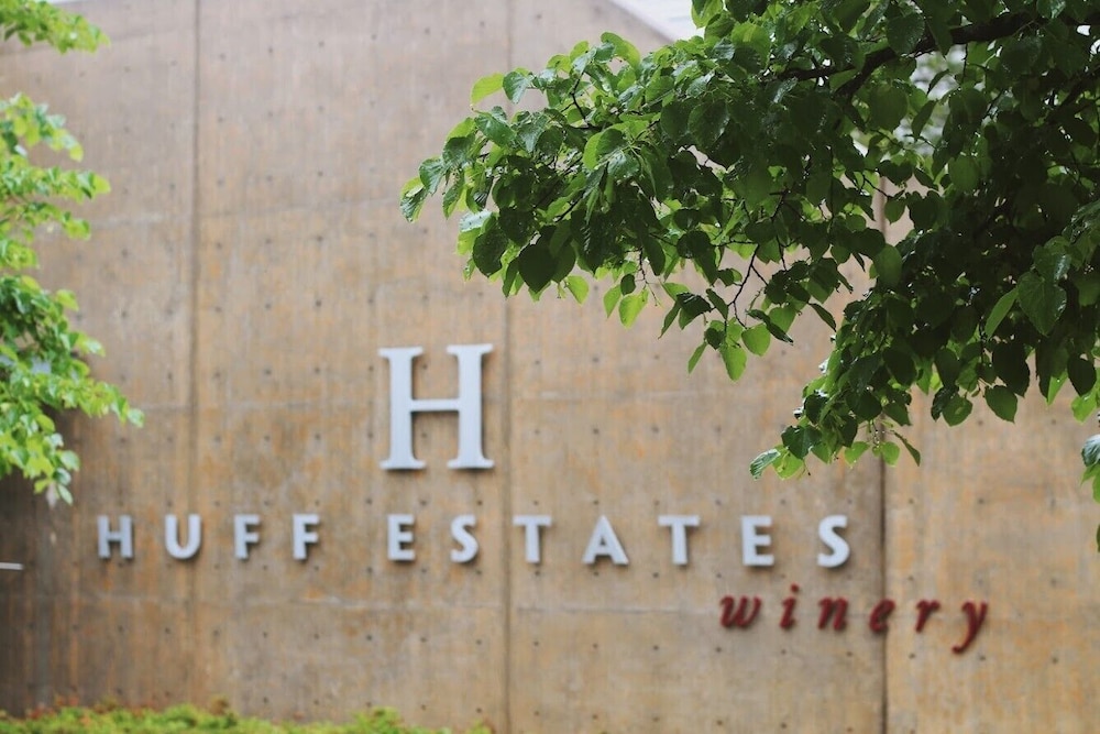 Huff Estates Inn & Winery 44/48