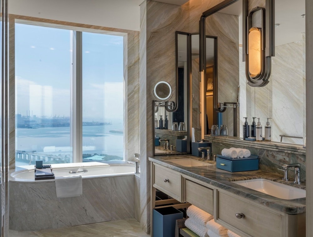 Suite, King Bed, Bay View