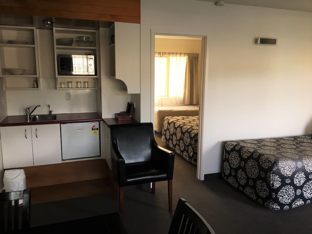 Cable Court Motel 8/37