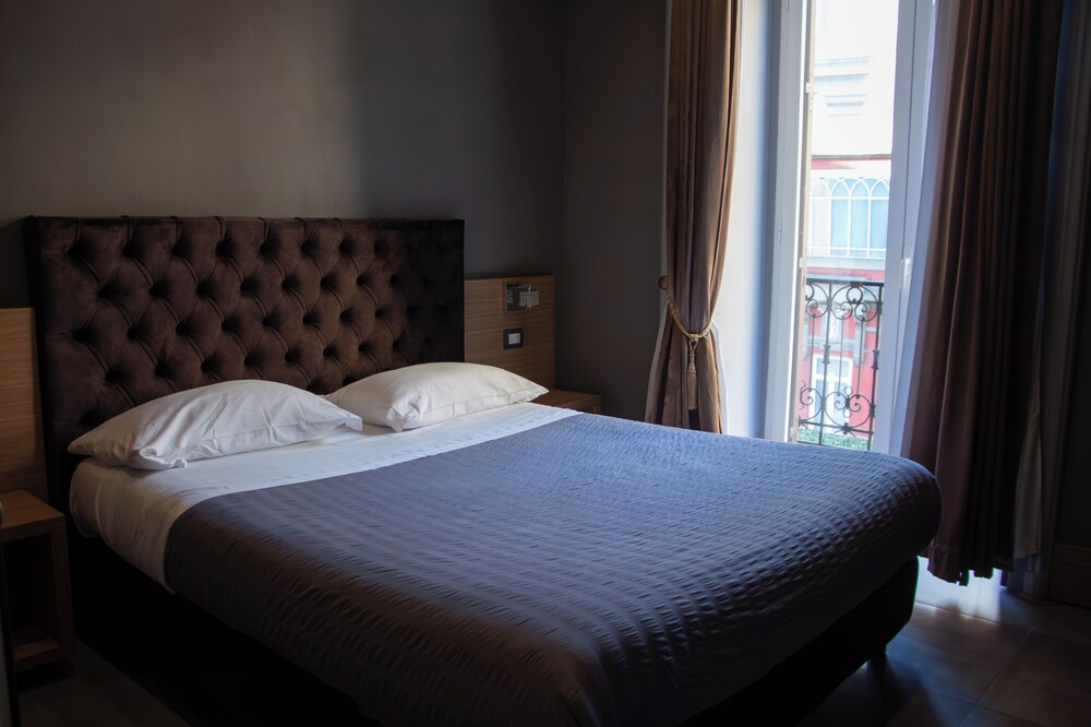 STANDARD, QUEEN BED, CITY VIEW