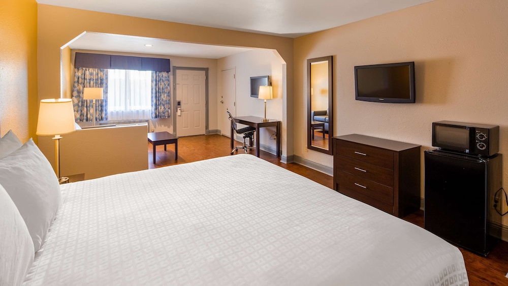 Room at SureStay Plus Hotel by Best Western Hammond, HAMMOND - LA