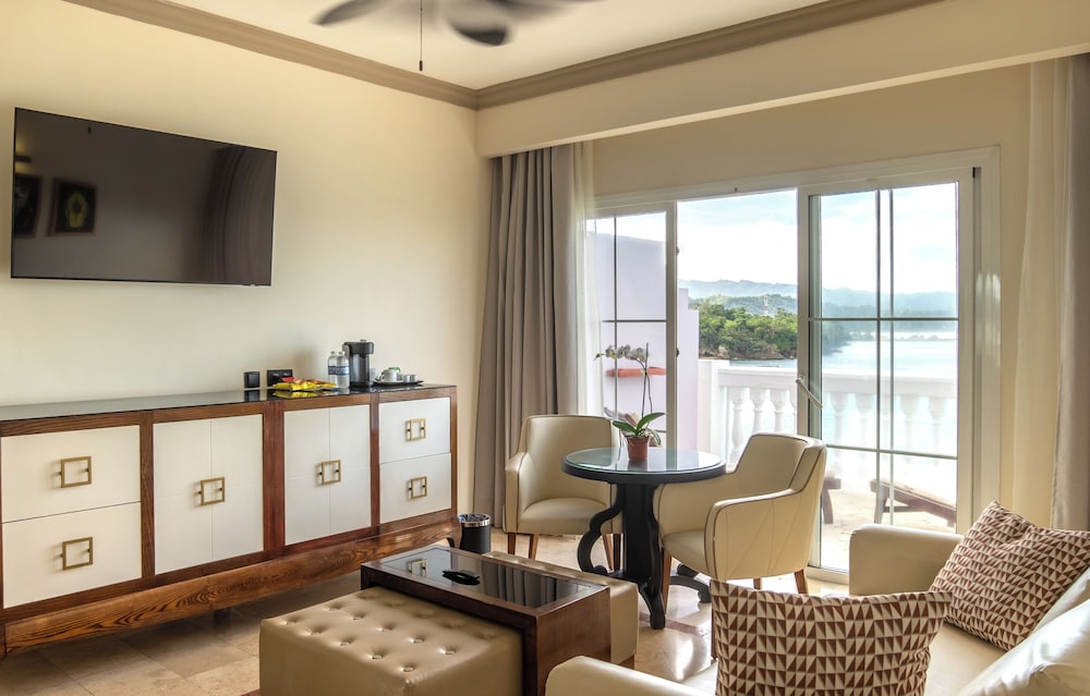 The Signature Level at Grand Palladium Lady Hamilton Resort & Spa 30/48