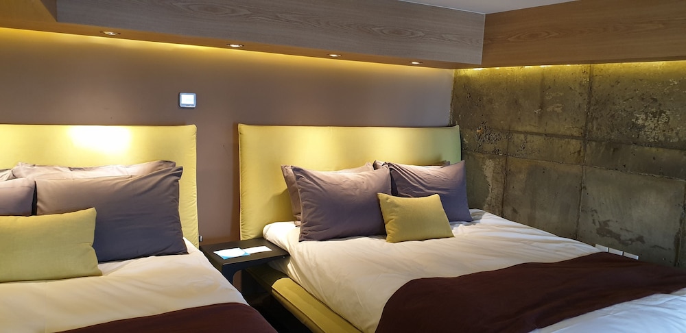 Cocomo Hotel And Gallery 6/54