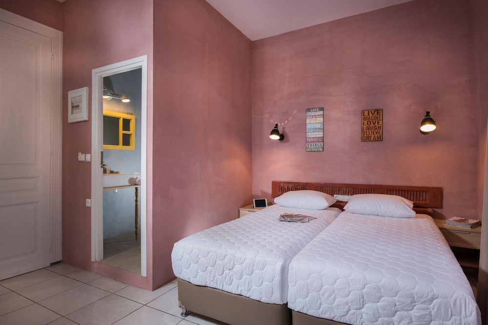 ROOM, DOUBLE OR TWIN BED