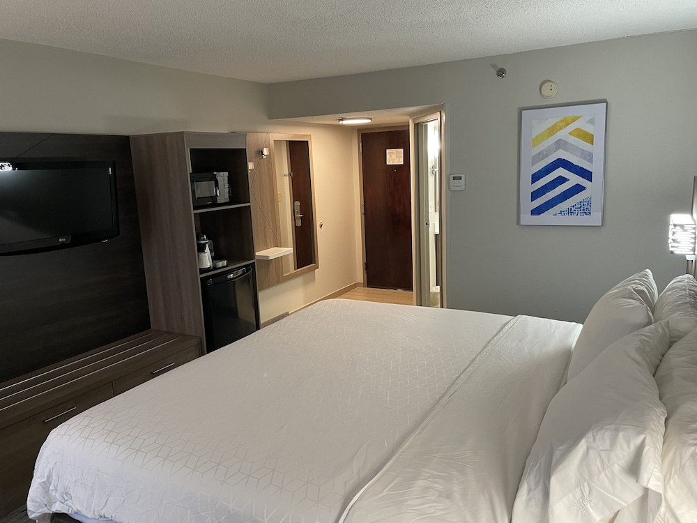 Holiday Inn Express Burlington 24/79