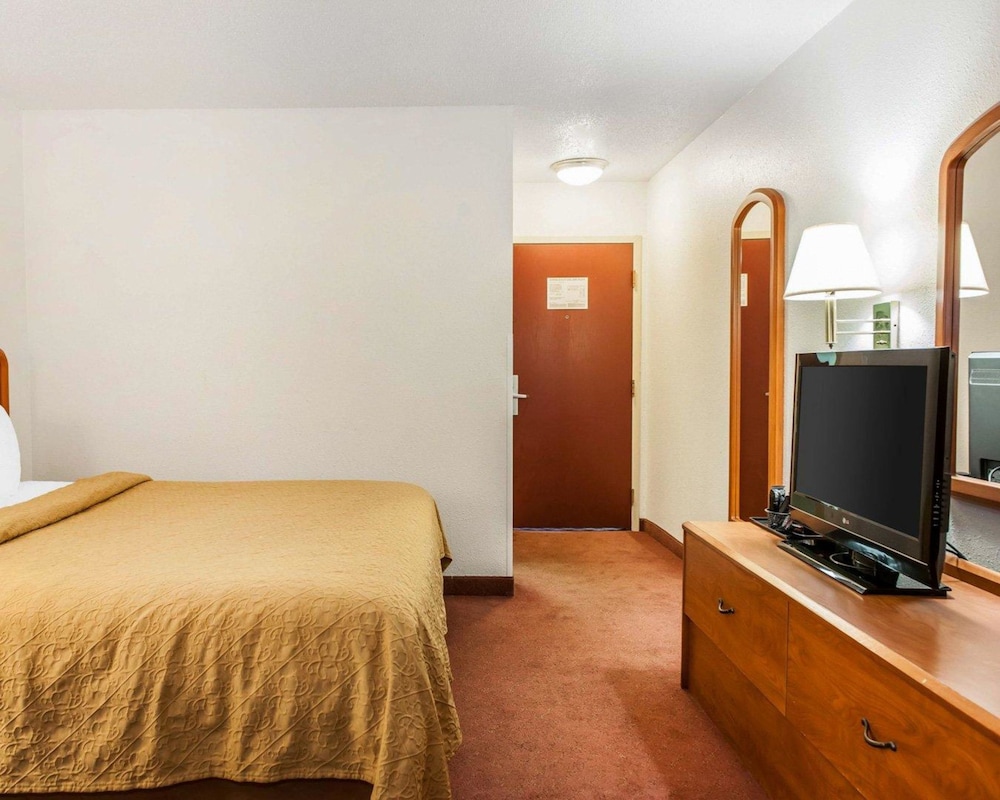 Quality Inn South Indianapolis, IN 28/35