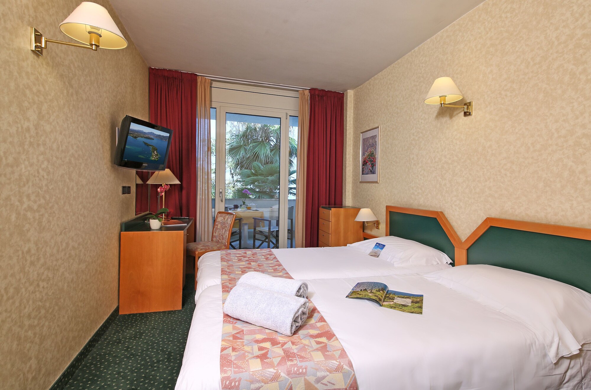 ROOM, DOUBLE BED