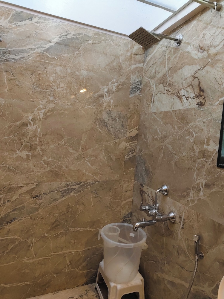 Hotel Shreyas 23/40