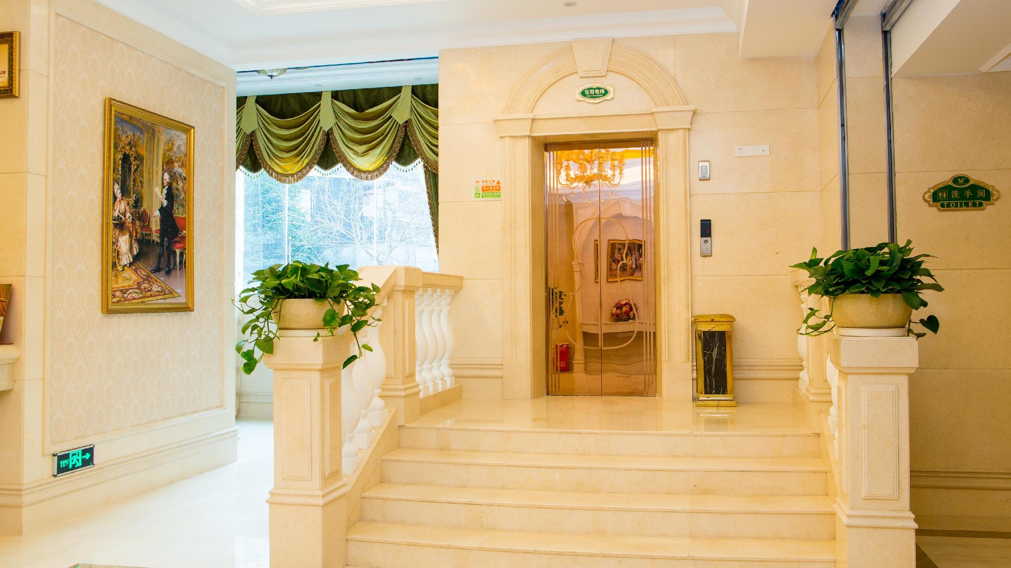 Vienna Hotel (Wuhan Lingjiaohu Wanda Metro Station) 24/54