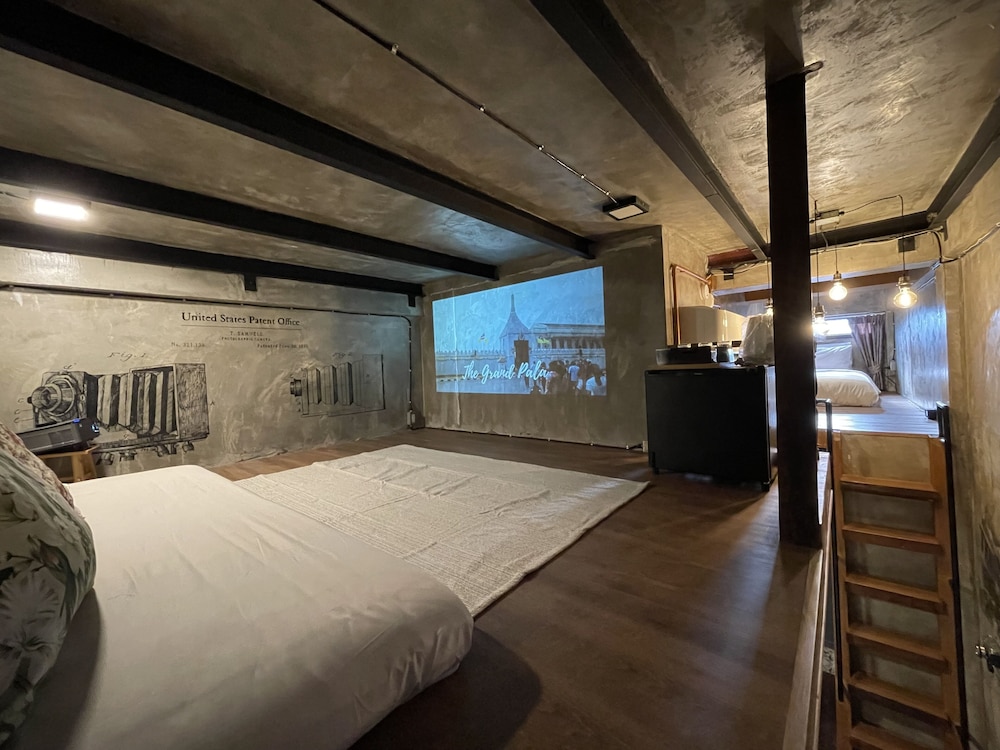 LOFT, THEATER, DOUBLE BED