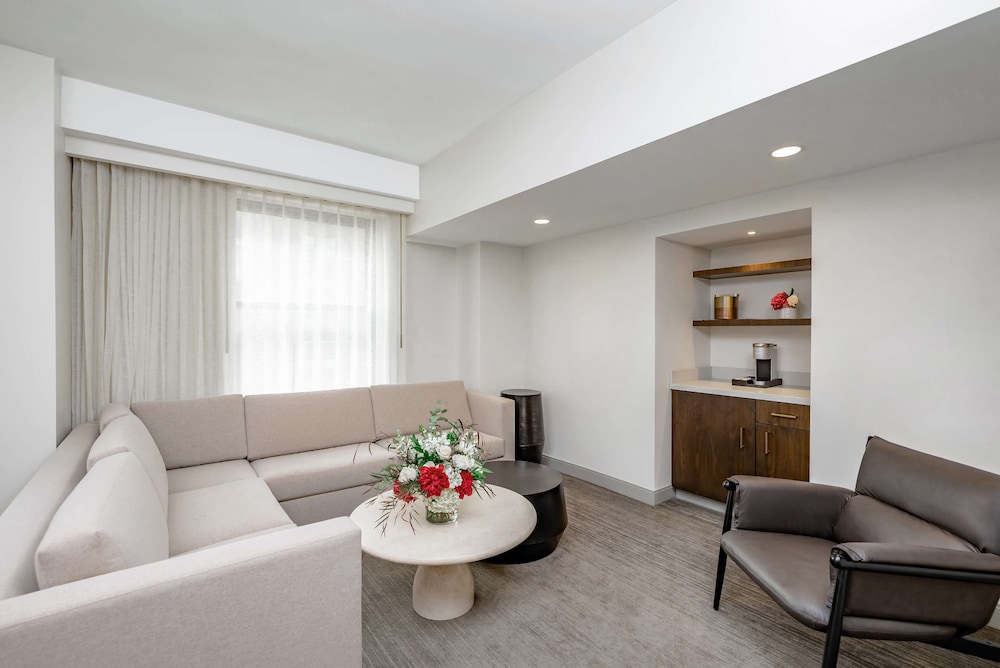 Hotel Fort Des Moines, Curio Collection by Hilton 43/81