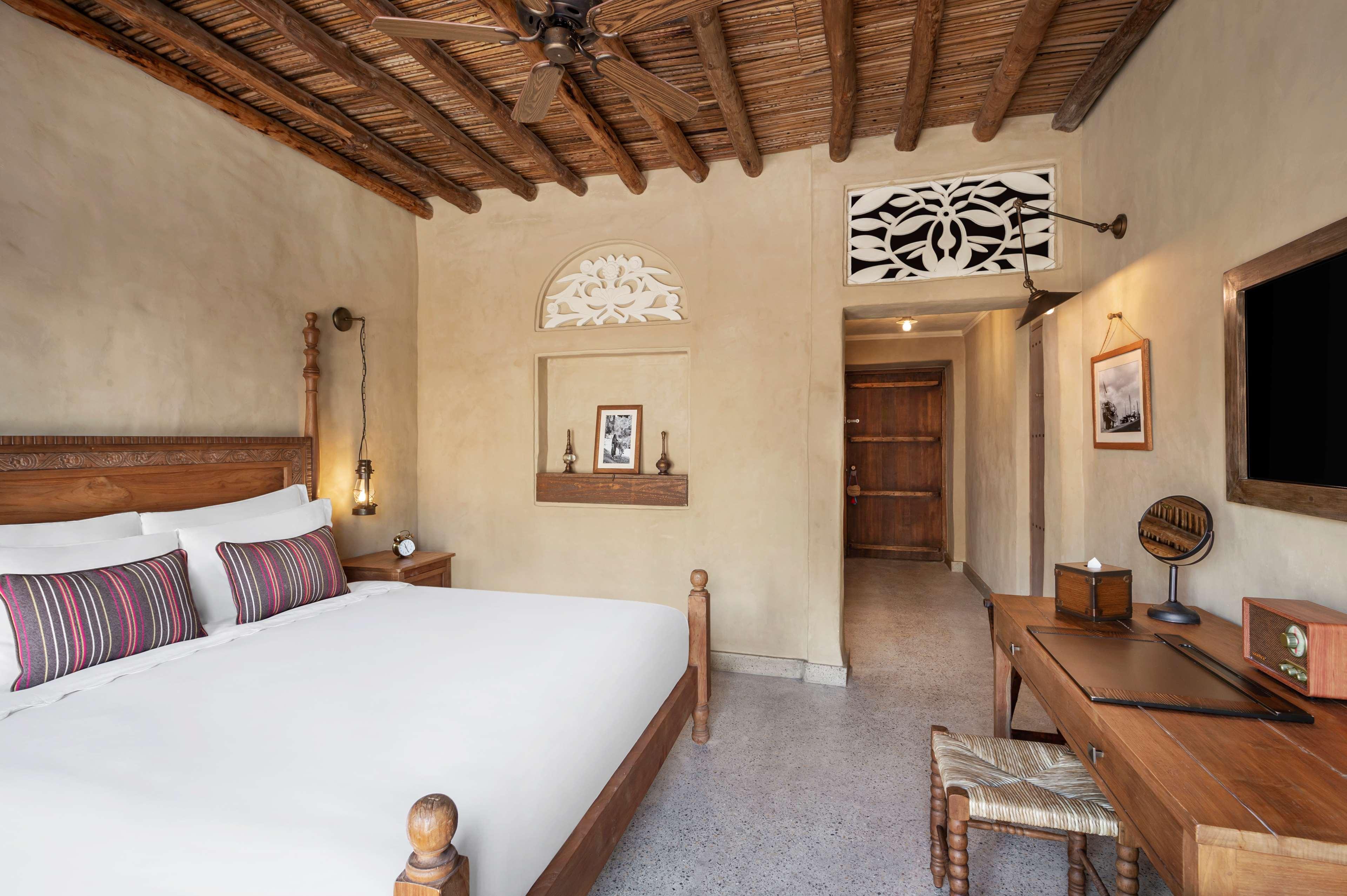 HERITAGE, QUEEN BED, ACCESSIBLE