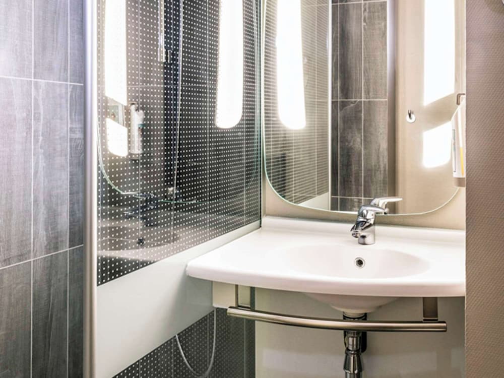 Hotel Mermoz Paris Le Bourget 52/53
