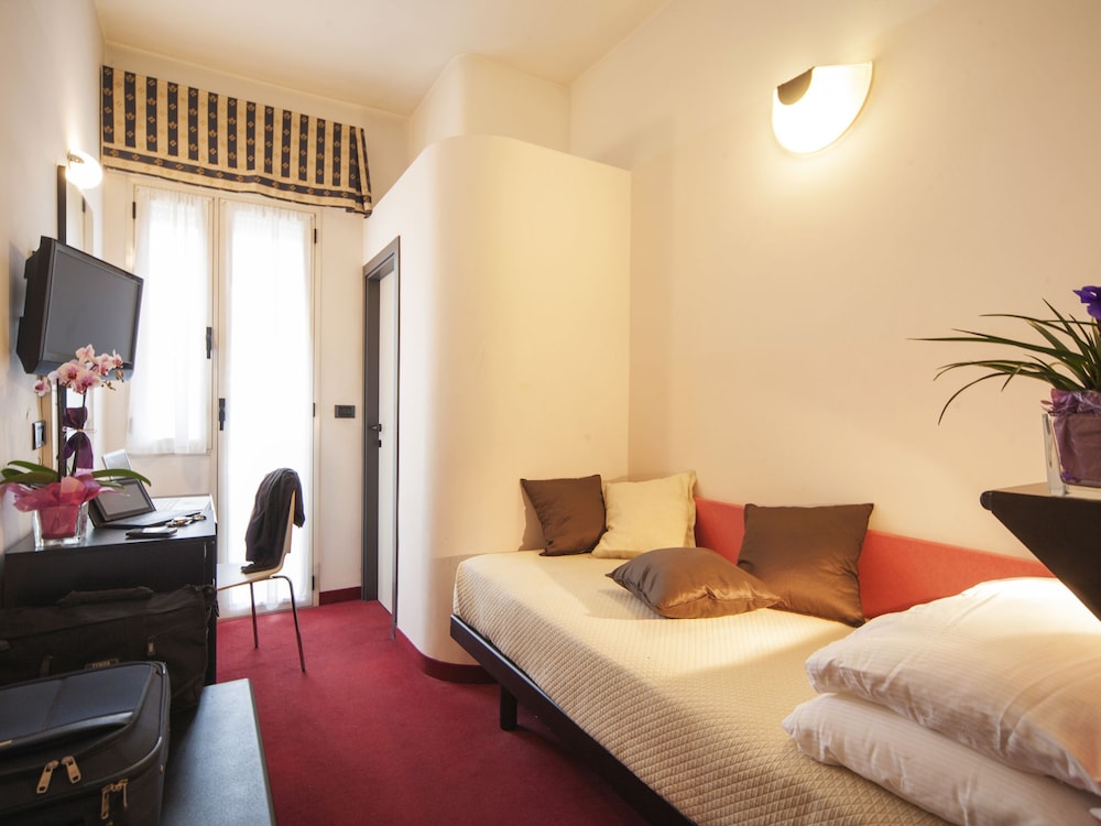 ROOM, SINGLE
