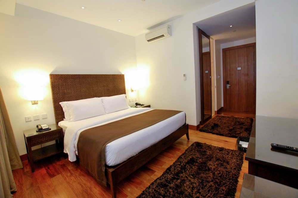 SUPERIOR KING ROOM