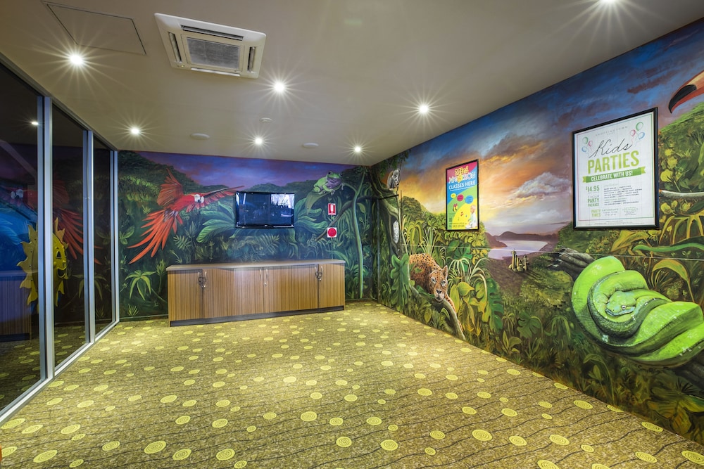 Shoppingtown Hotel 6/53