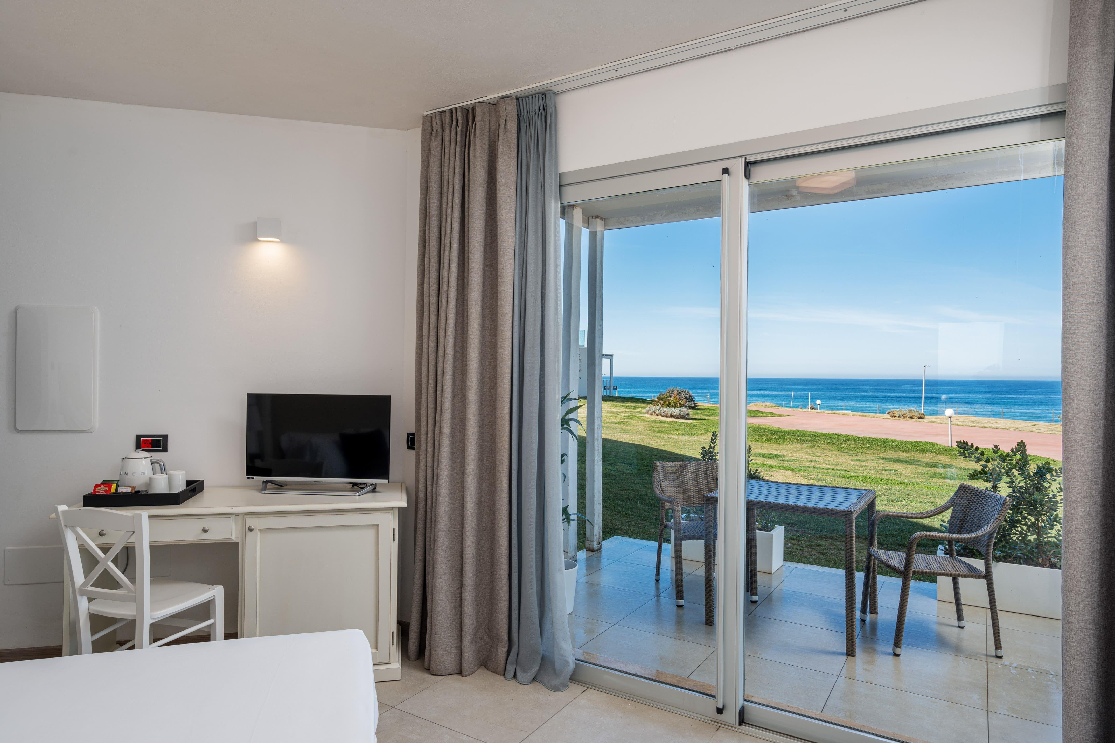 غرفة ثلاثية بإطلالة على البحر، Bellevue Sardinia Resort Affiliated by Melia 5/6