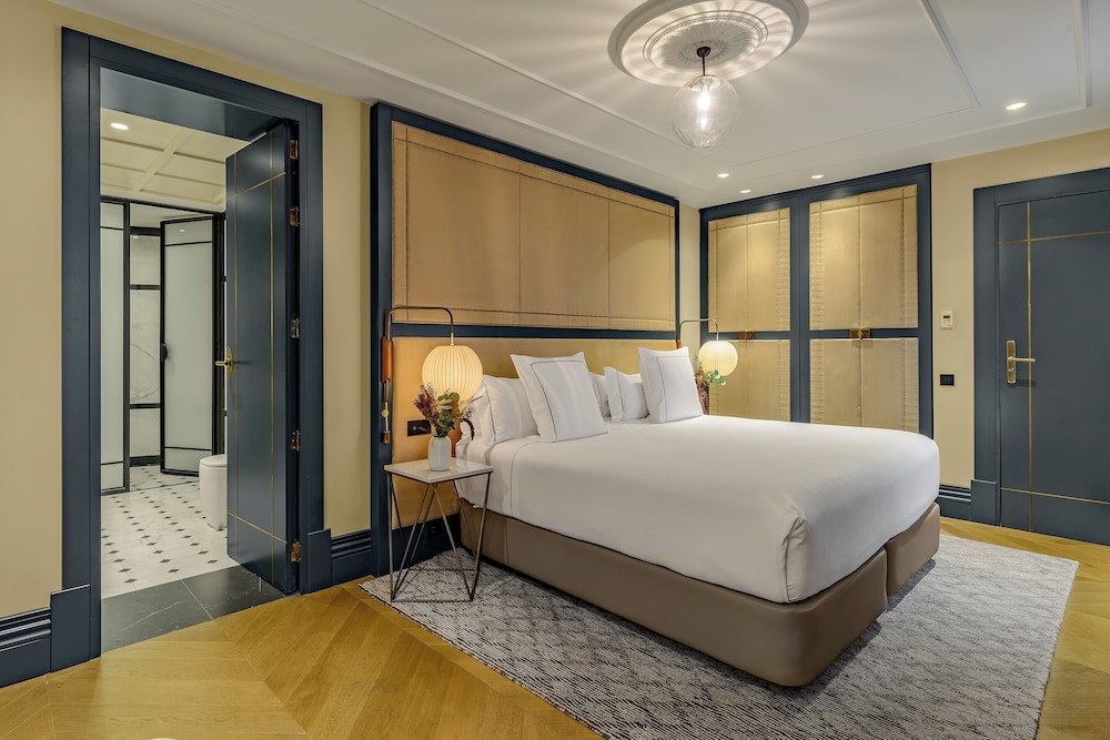 DELUXE, KING BED