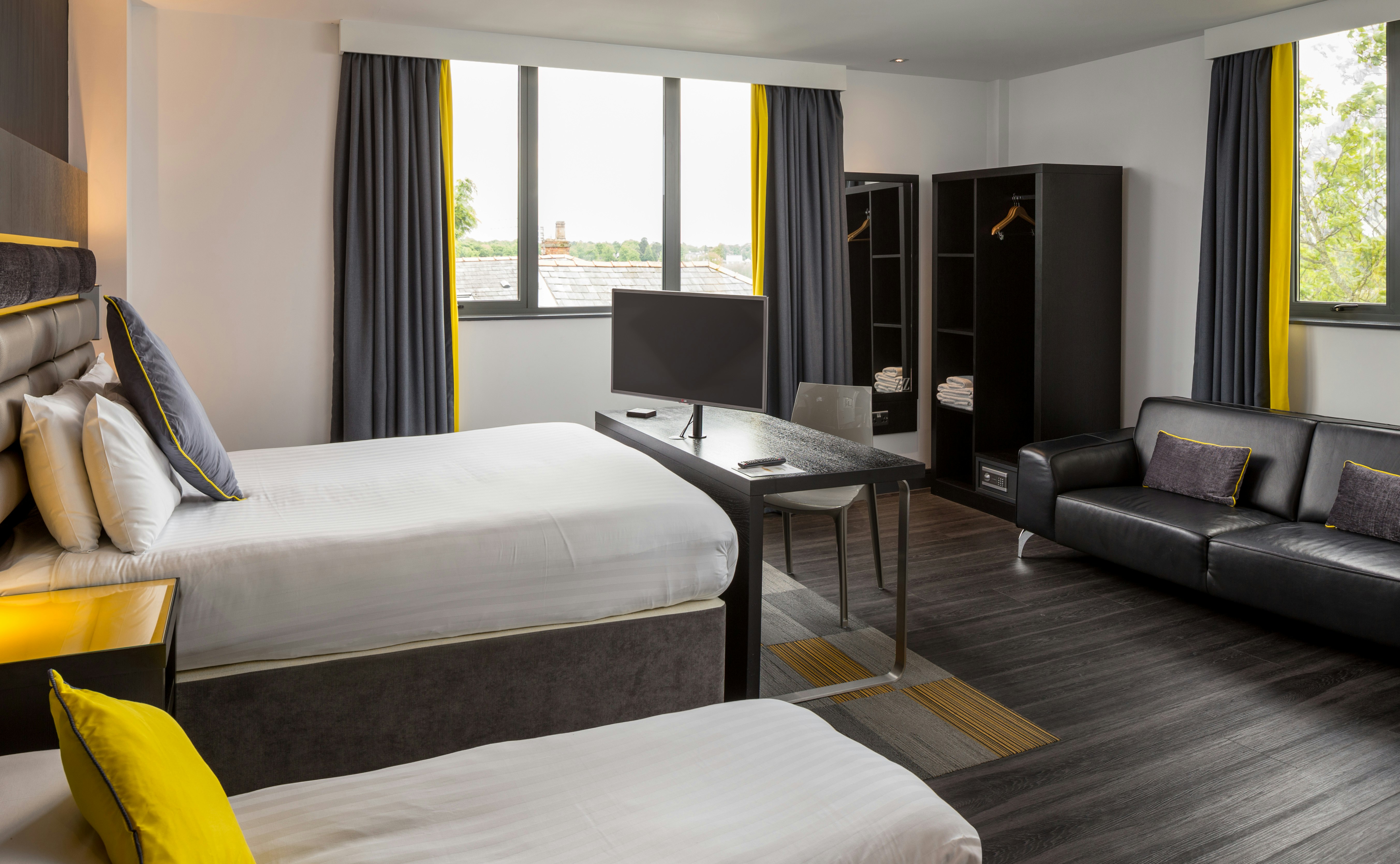 Roomzzz Chester City 6/77