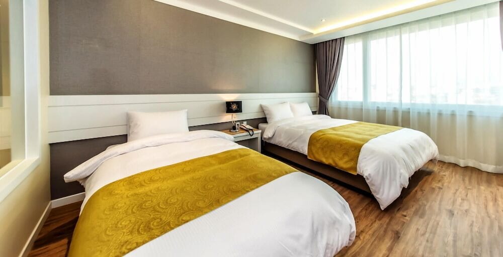 SUPERIOR, DELUXE, TWIN BEDS