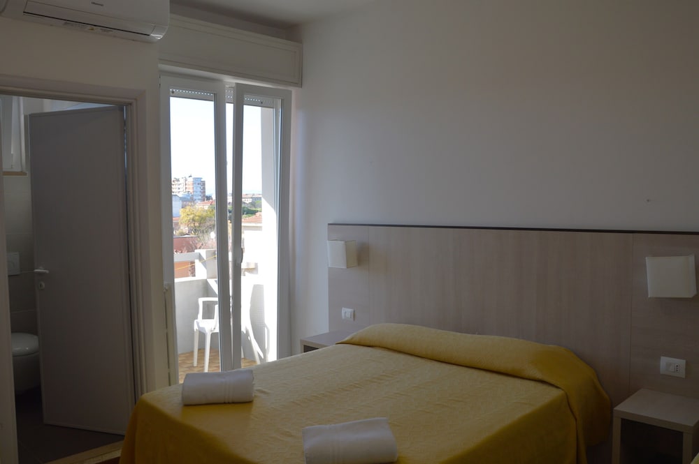 ROOM, TRIPLE