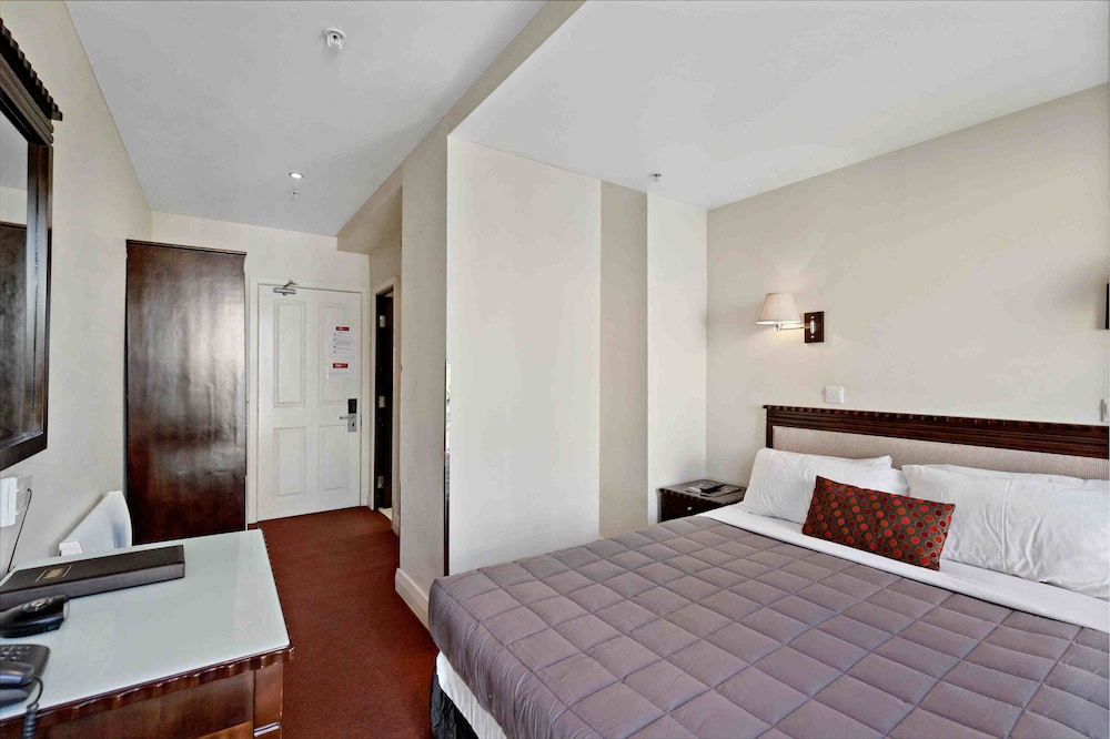 Trinity Hotel 9/50