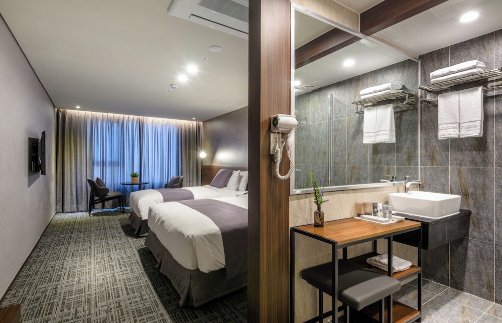 With City Hotel 39/40