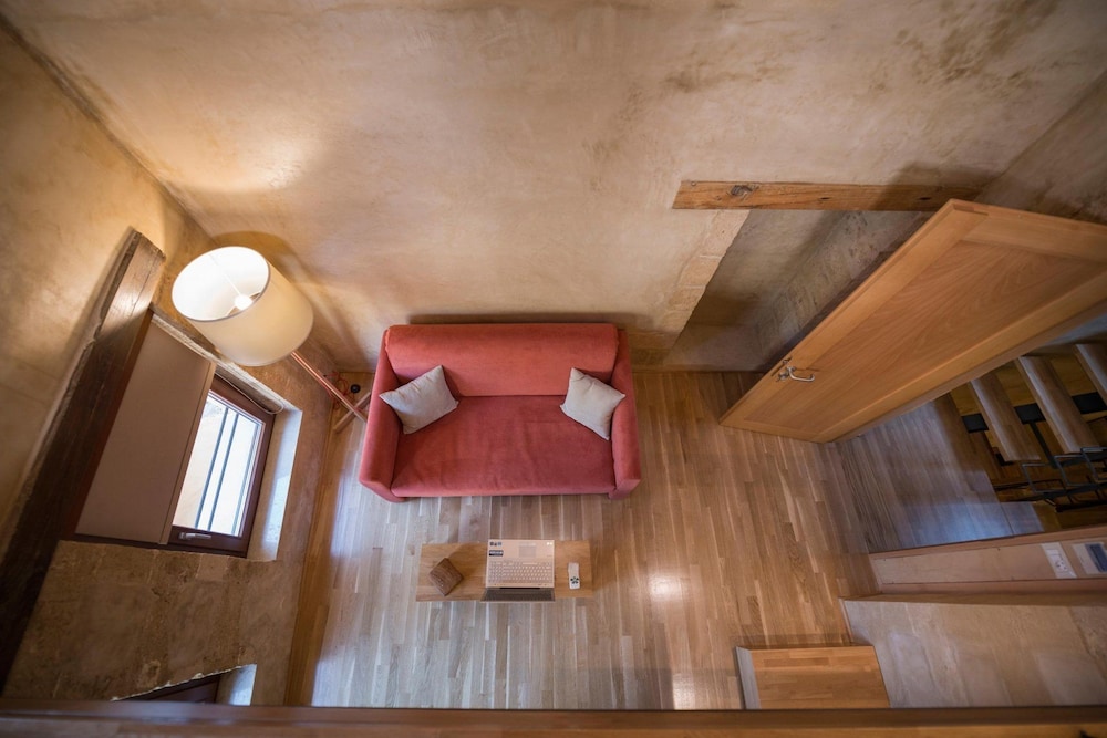 Neoria Houses 16/50