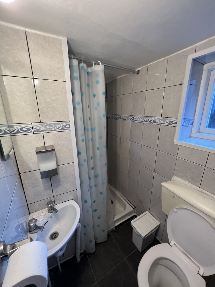 Room, Double Bed, Shared Bathroom, Goodwood Hotel 4/7
