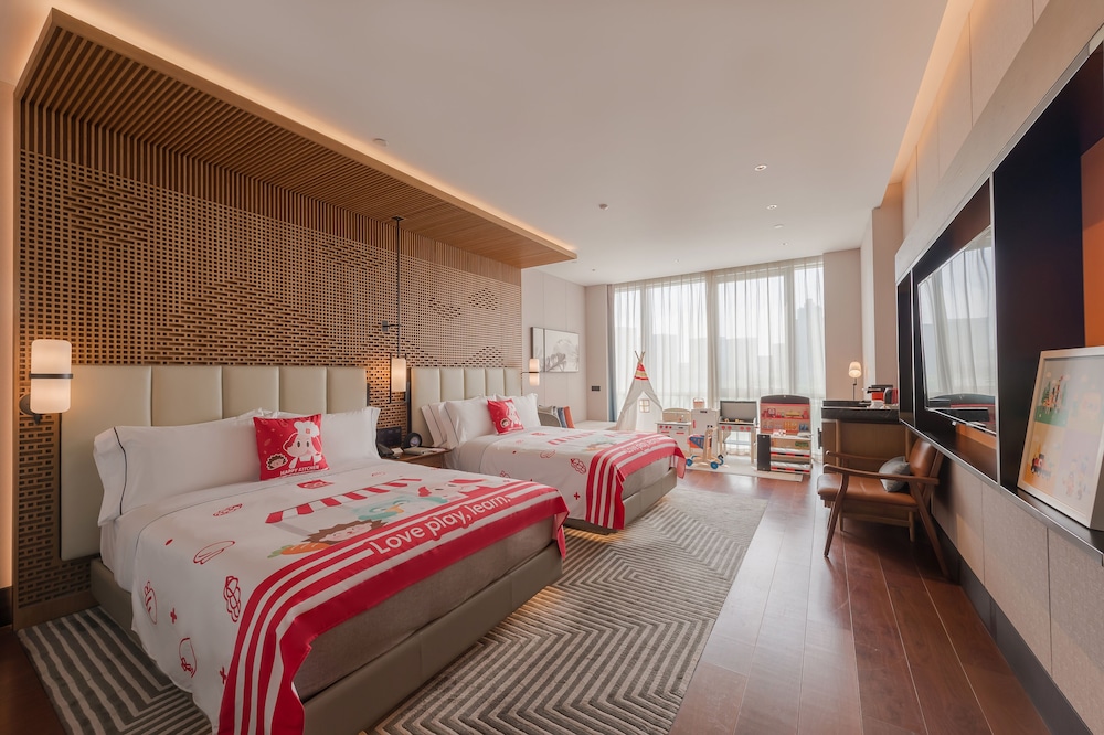 Family, 2 Queen Beds, Lake View
