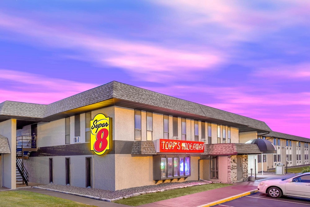 Super 8 by Wyndham Windsor/Madison North 2/28