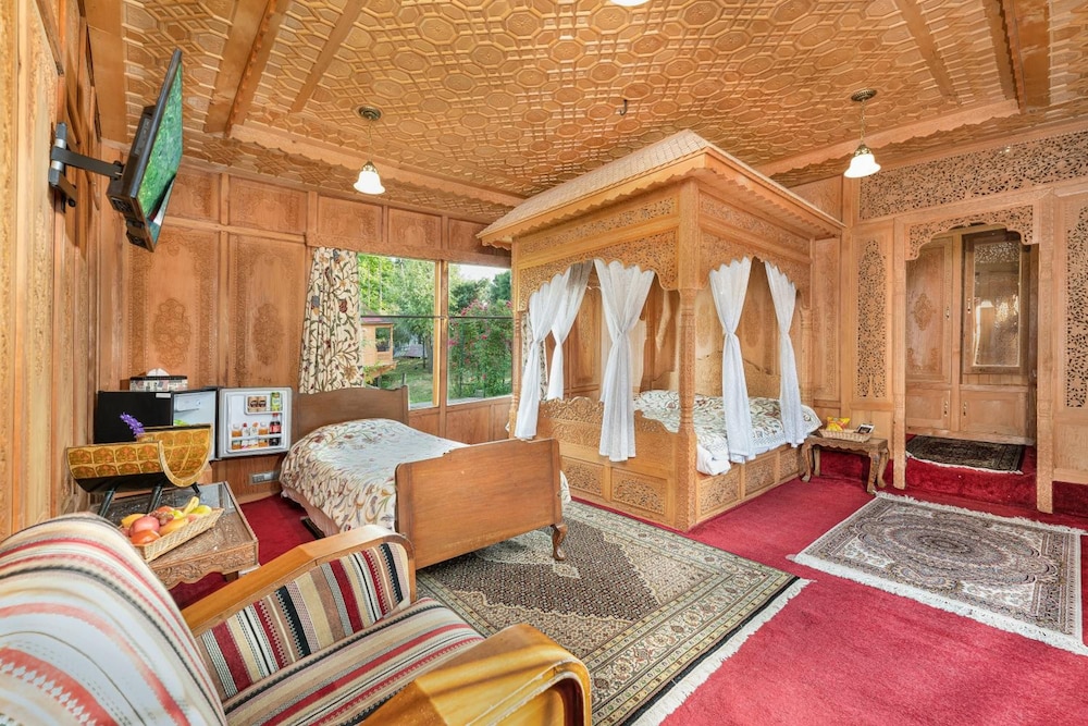 WelcomHeritage Gurkha Houseboats 12/35