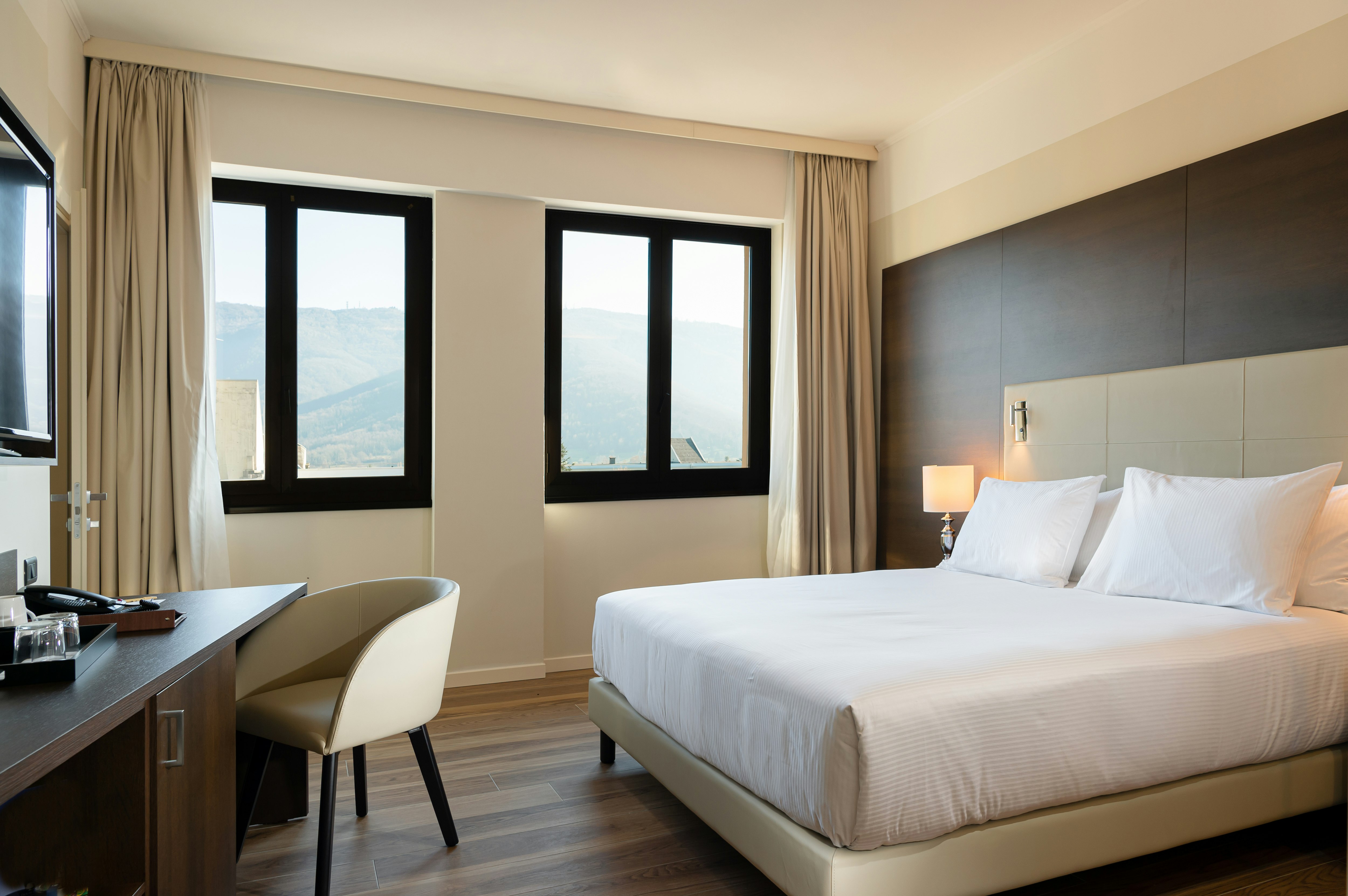 GUEST ROOM, SUPERIOR, KING BED