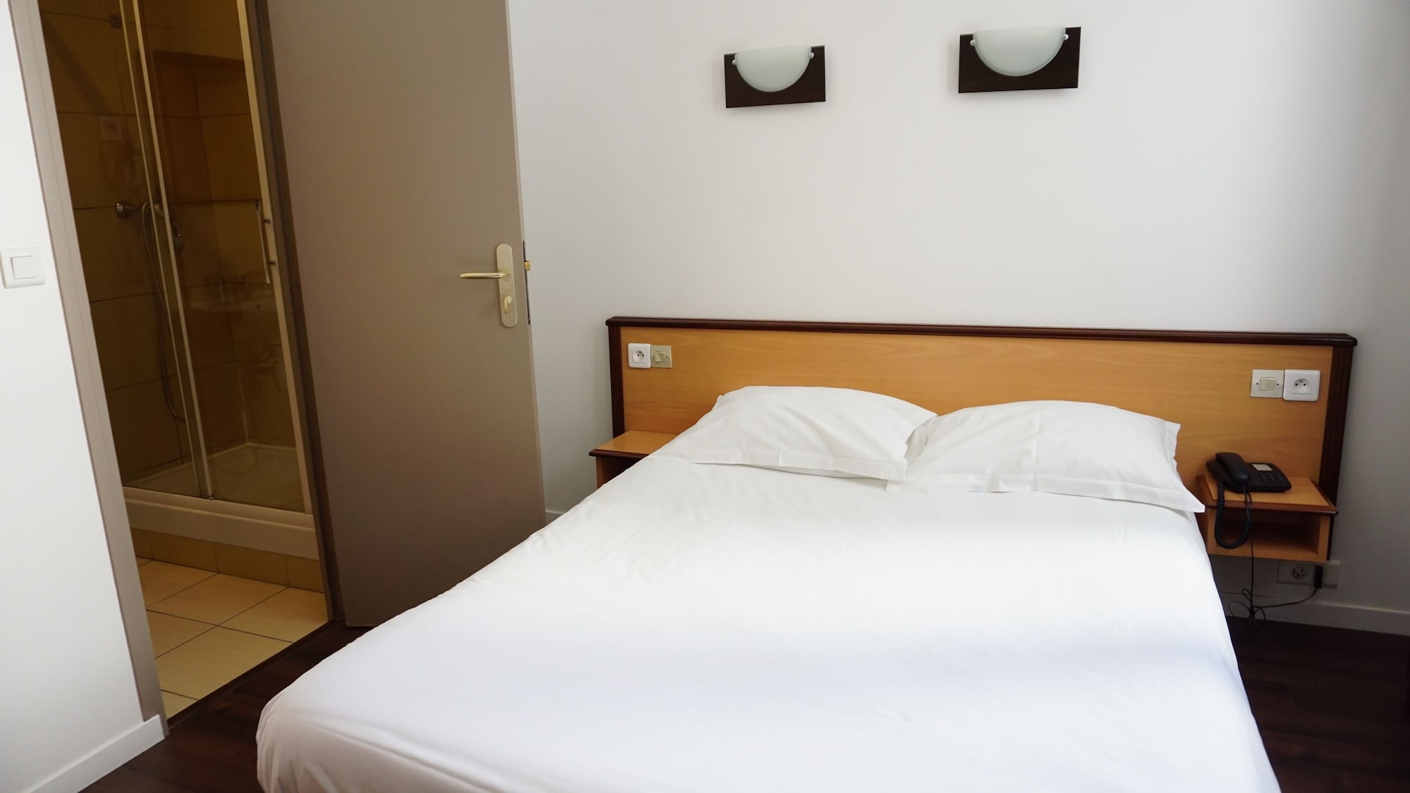 ROOM, SINGLE