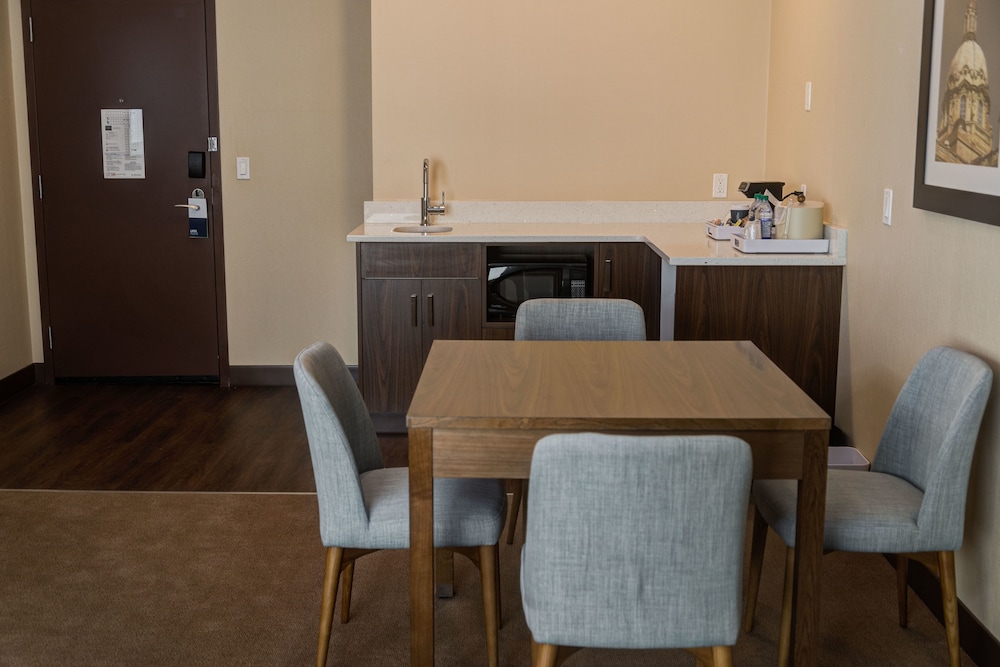 FOUR POINTS BY SHERATON SHERWOOD PARK 24/28