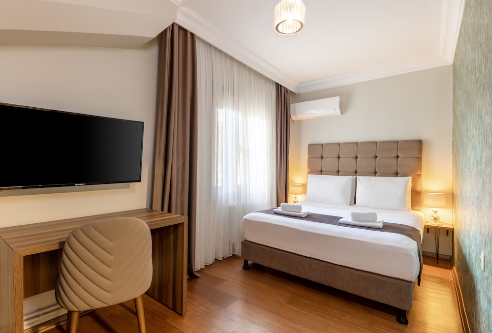 3 BEDROOMS, DELUXE, APARTMENT, POOL ACCESS
